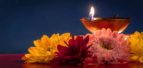 Glücklicher Diwali Traditionelles Indisches Lichterfest Brennende Diya Öllampen Und Blumen — Stockfoto