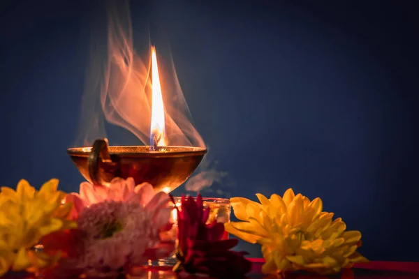 Glücklicher Diwali Brennende Diya Öllampen Und Blumen Auf Blauem Hintergrund — Stockfoto