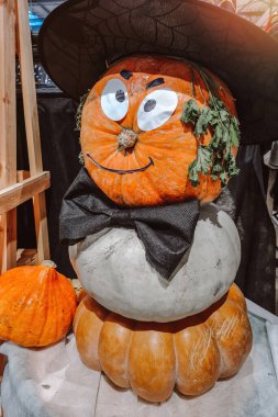 Cadılar Bayramı için ev dekorasyonu. Neşeli yüzlü dekoratif balkabakları. Sonbahar hasadı, Şükran Günü.