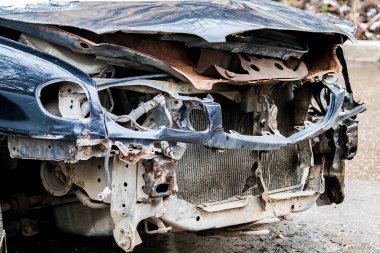 Yolda kaza üstüne kaza geçirmiş. Tamponu ve farları olmayan bir araba. Sigorta konsepti. Yaşama tehlikesi.