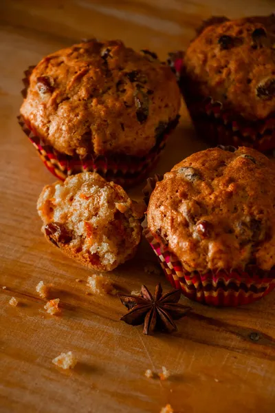Eet Zelfgemaakte Muffins Een Houten Snijplank Traditioneel Feestelijk Kerstbakken — Stockfoto