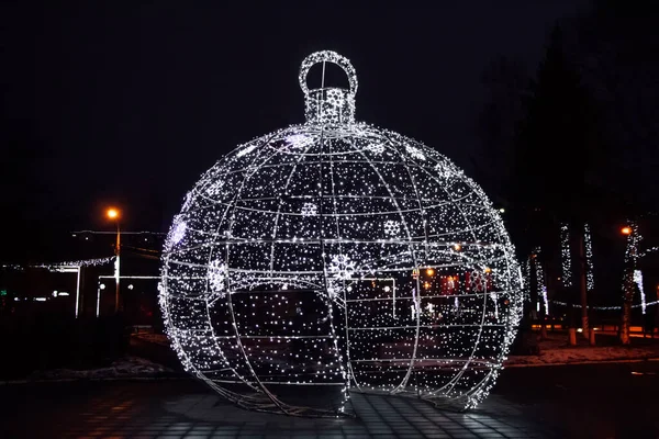 Enorme palla di Natale con luci, decorazioni natalizie di strada. — Foto Stock