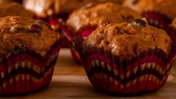 Nybakade hembakade muffins med russin och morötter. Vegetariska bakverk på trä bakgrund. — Stockvideo
