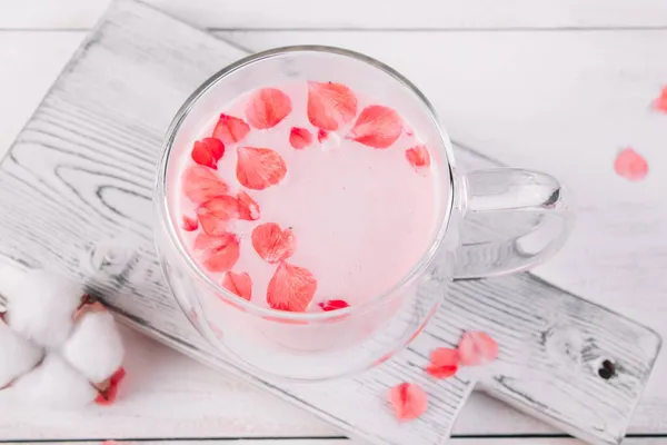 Månmjölk Rosa Matcha Med Rosenblad Transparent Kopp Med Trendiga Vegan — Stockfoto