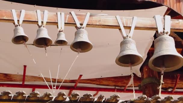 Les cloches sonnent dans le vieux clocher de l'église. Fêtes et célébrations religieuses. — Video
