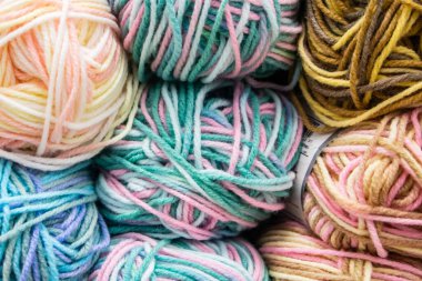 Örgü örmek için bir sürü yün yumağı. Bir el sanatları mağazasında kabarık iplikler satmak.