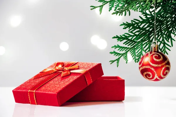 Červená Dárková Krabice Vánoční Stromek Bílém Pozadí Nový Rok Koncepce — Stock fotografie
