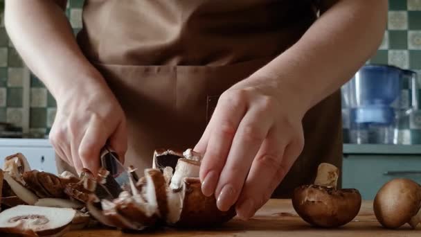 Γυναίκα ετοιμάζει μανιτάρια στην κουζίνα του σπιτιού. Χέρια κομμένα φρέσκα champignons. Υγιεινή διατροφή, βιώσιμος τρόπος ζωής. Αργή κίνηση. — Αρχείο Βίντεο