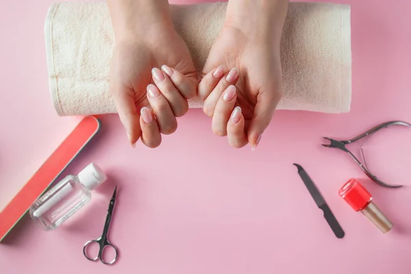 Procedimiento Spa Para Cuidado Uñas Salón Belleza Manos Herramientas Femeninas —  Fotos de Stock