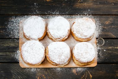 Hanukkah çöreği ya da sufganiyot pişiriyorum. Yahudi bayramı için geleneksel tatlılar. Ev mutfağında taze bereli tatlı..