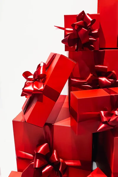 Большая Куча Рождественских Подарков Много Красных Подарочных Коробок Луками Белом — стоковое фото