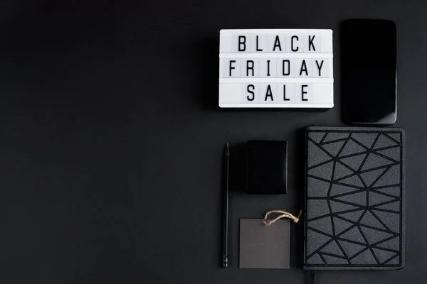 Black Friday Online Verkaufskonzept Monochromatisches Flatlay Auf Dunklem Hintergrund Smartphone — Stockfoto
