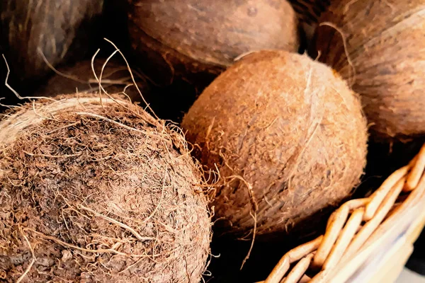농부들 시장에서 코코넛 이국적 친환경적 유기농 식품을 있습니다 바구니에 과일들 — 스톡 사진
