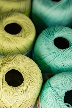 Nakış ve örgü için çok renkli iplikler seti. Hobi dükkanında dikiş malzemeleri satmak..