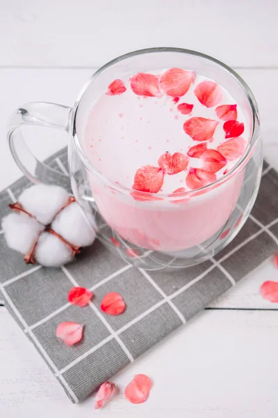 Rosafarbener Matcha Mit Rosenblättern Auf Weißem Hintergrund Transparente Tasse Mit — Stockfoto