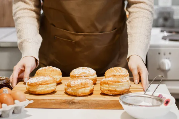 Frau Bereitet Der Heimischen Küche Frische Donuts Mit Marmelade Kochen — Stockfoto