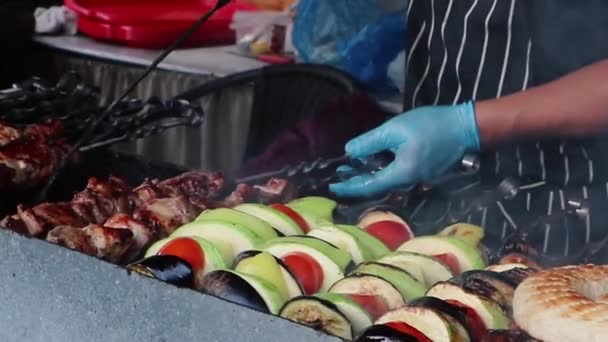 Gătesc Mâncare Stradă Bucătar Bucătar Mănuși Pregătește Carne Legume Grătar — Videoclip de stoc