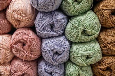 Örgü örmek için çok renkli yün iplikçiklerin arka planı.