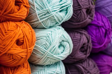 Örgü örmek için çok renkli iplik topları. Dikiş dikmek için yün iplikler.