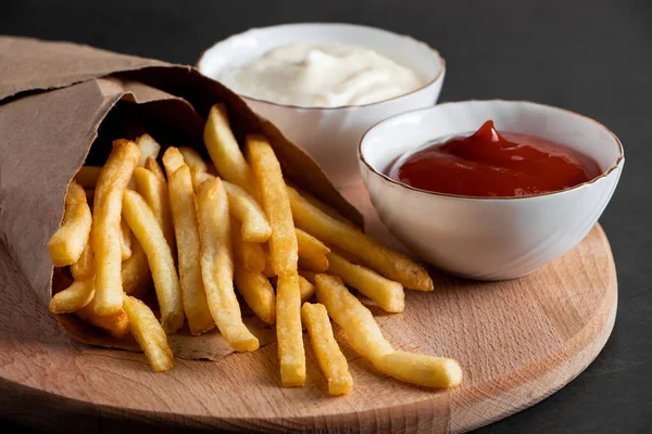 Frites Croustillantes Chaudes Dans Sac Papier Sur Fond Noir Savoureux — Photo