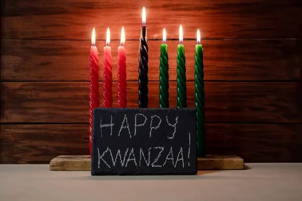 Šťastný Kwanzaa Afroameričtí Svátky Sedm Svíček Červené Černé Zelené Dřevěném — Stock fotografie