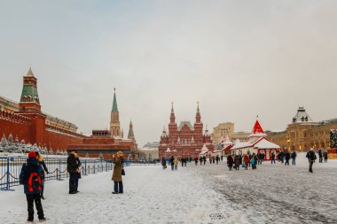 Kışın Moskova 'daki Kızıl Meydan' da turistler. Aralık ve Ocak aylarında Rusya 'ya seyahat et. Landmark Kremlin. 10 Ocak 2015 - Moskova, Rusya.