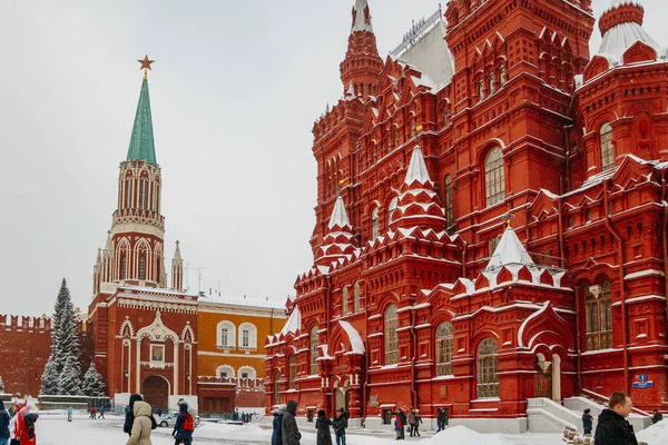 Tourists on Red Square in Moscow in winter. Travel to Russia in December and January. Landmark Kremlin. — Stock Photo, Image