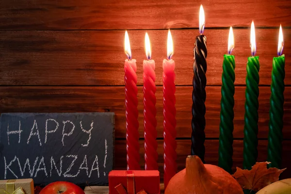 Kwanzaa非裔美国人假期 七支蜡烛 黑色和绿色 在天然的木制背景上 贺词和礼物 非洲遗产的象征 — 图库照片