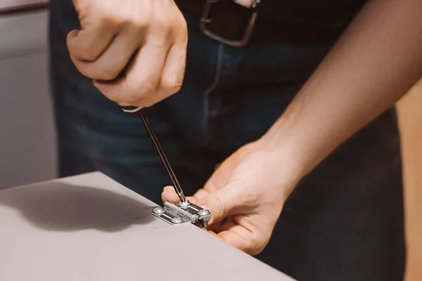 Assembleur Meubles Installe Des Charnières Mécanicien Travaille Avec Tournevis Maintenez — Photo