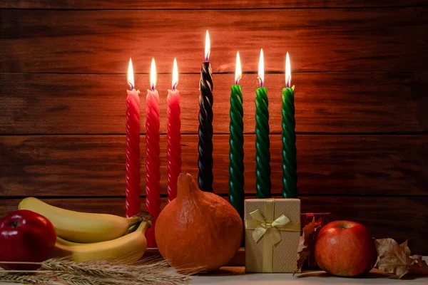 Gelukkige Kwanzaa Zeven Kaarsen Rood Zwart Groen Een Natuurlijke Houten — Stockfoto