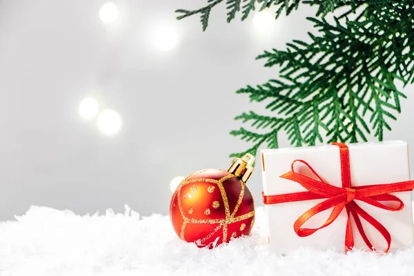Geschenkschachtel Und Weihnachtskugel Schnee Auf Weißem Hintergrund Neujahrskonzept — Stockfoto