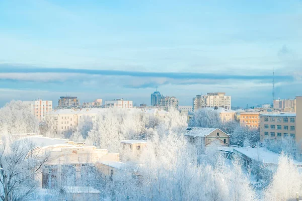 Stadsutsikt Vintern Hus Och Träd Snö Början Vintersäsongen Frosty Luft — Stockfoto