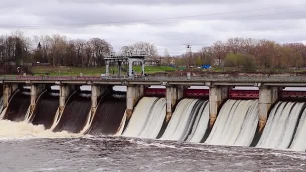 Central Hidroeléctrica Descarga Técnica Água Barragem Com Poderosa Corrente Água — Vídeo de Stock