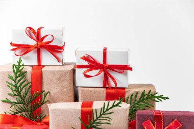 Beyaz arka planda birçok farklı hediye. Noel konsepti.