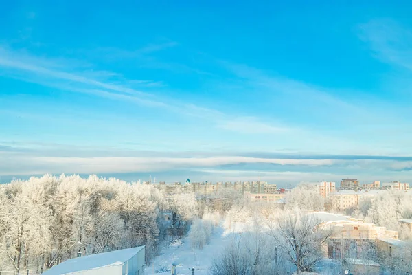 冬季的城市景观 在雪地里的房子和树冬天开始了 城市上空结霜的空气 — 图库照片