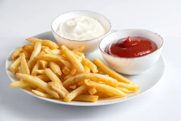 Τραγανές Πατάτες Πιάτο Λευκό Φόντο Ζεστό Αμερικανικό Fast Food Εικόνα Αρχείου