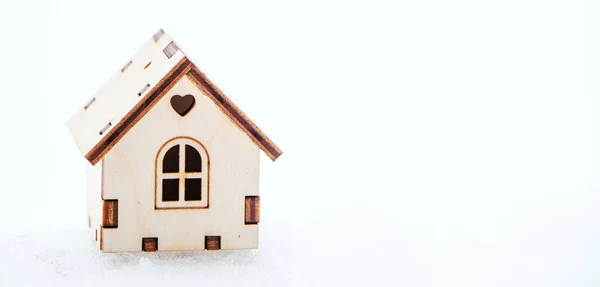 白い背景に木造の小さな家 不動産購入のシンボル 住宅ローンで家を購入する概念 コピースペース バナー形式 ストックフォト