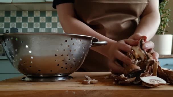 Χέρια βάλει φρέσκα chopped champignons σε σουρωτήρι. Γυναίκα ετοιμάζει μανιτάρια στην κουζίνα του σπιτιού. Οικολογικός τρόπος ζωής, υγιεινά βιολογικά τρόφιμα. — Αρχείο Βίντεο