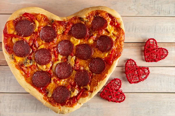 Pizza Pepperoni Forma Coração Fundo Madeira Presente Dia Dos Namorados — Fotografia de Stock