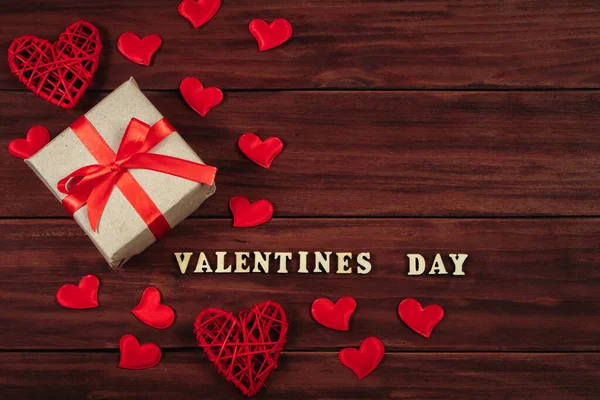 バレンタインデーのコンセプト 赤いリボンのクラフト紙の贈り物 — ストック写真