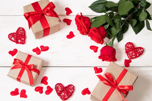 赤いリボンでクラフト紙のギフトボックス バレンタインデーのエコスタイル テキストの場所 ストック写真
