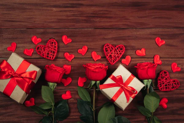暗い木製の背景に赤いバラと心 バレンタインデーの絵葉書コンセプト — ストック写真