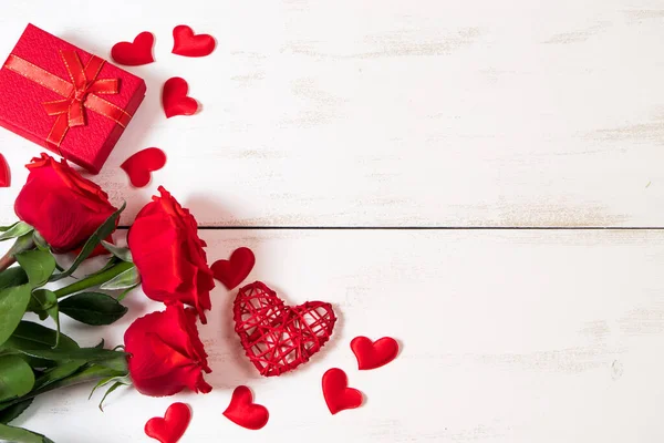 Rosas Vermelhas Corações Sobre Fundo Madeira Branca Dia Dos Namorados — Fotografia de Stock