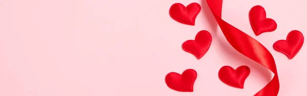 Червона Шовкова Стрічка Серця Рожевому Фоні День Святого Валентина Місце — стокове фото