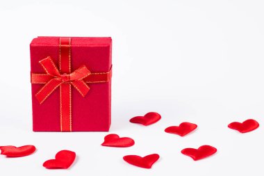 Kırmızı kurdeleli ve kalpli hediye kutuları. Sevgililer Günü