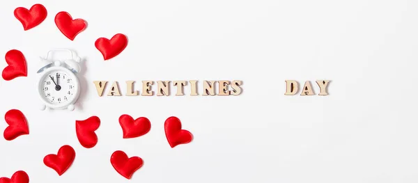 Будильник Красные Сердца Белом Фоне Письмо Дню Святого Валентина — стоковое фото