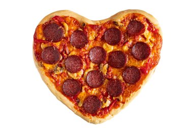 Kalp şeklinde pepperoni pizza beyaz arka planda izole edilmiş. Sevgililer günü hediyesi. Şenlikli yemek. Restoran menüsü için tasarım