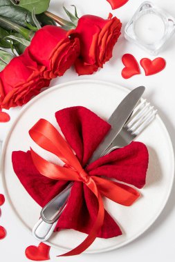 İki aşık için mum ışığında yemek. Sevgililer Günü için güzel bir masa..