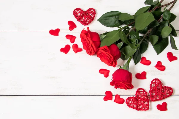 Rosas Rojas Corazones Sobre Fondo Madera Blanca Día San Valentín —  Fotos de Stock