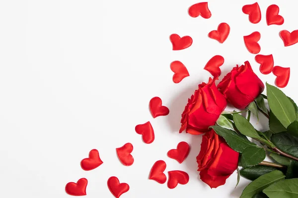 Ramo de rosas rojas y corazones sobre un fondo blanco. Concepto de San Valentín. Lugar para su texto. —  Fotos de Stock